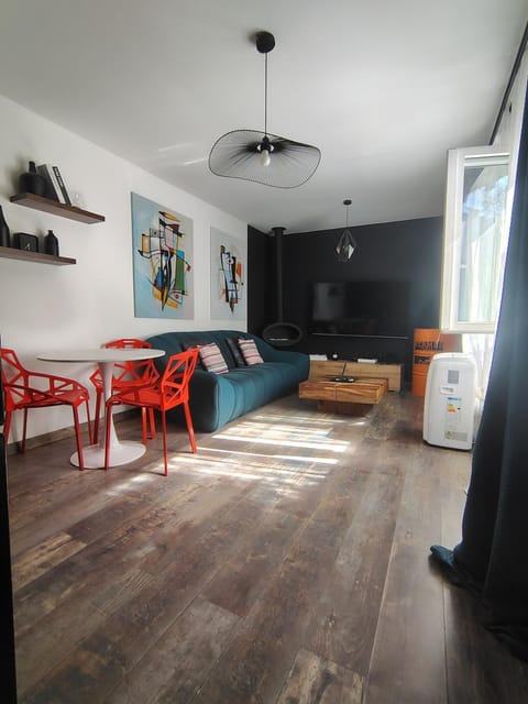Dining area, fireplace