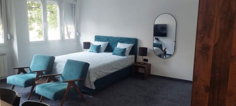 Bed, Living room, Photo of the whole room, Seating area, Bedroom