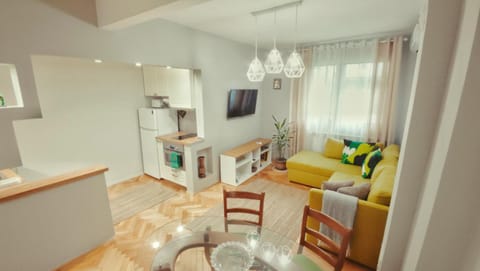 TV and multimedia, Coffee/tea facilities, Kitchen or kitchenette, Living room, Seating area, Dining area, minibar, oven, stove