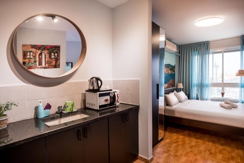 Kitchen or kitchenette, Bedroom