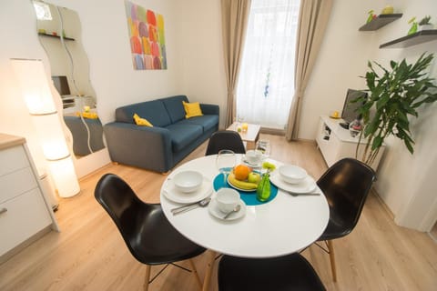 Coffee/tea facilities, Kitchen or kitchenette, Living room, Seating area, Dining area