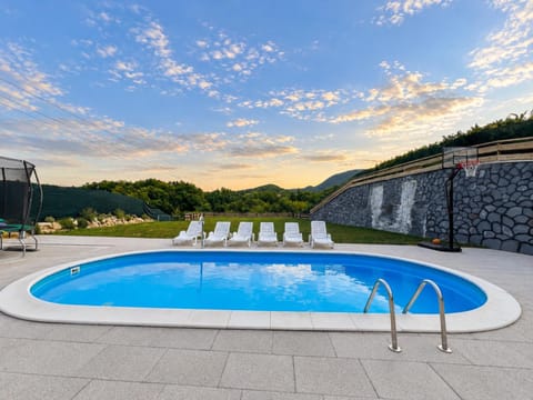 Day, Natural landscape, Mountain view, Pool view, Swimming pool, sunbed