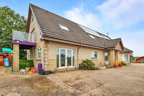 Property building, Facade/entrance, Off site