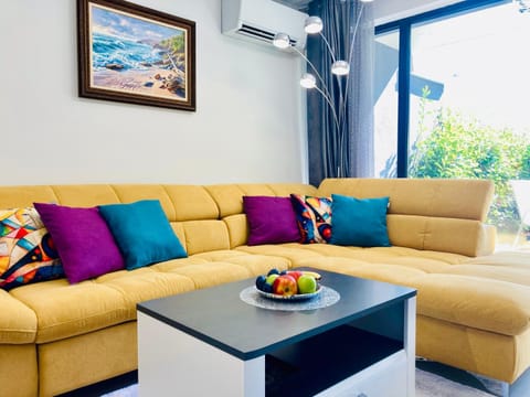 Living room, Seating area, Dining area, air conditioner