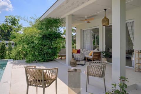 Property building, Patio, Day, Garden, Balcony/Terrace, Living room, Seating area, Garden view
