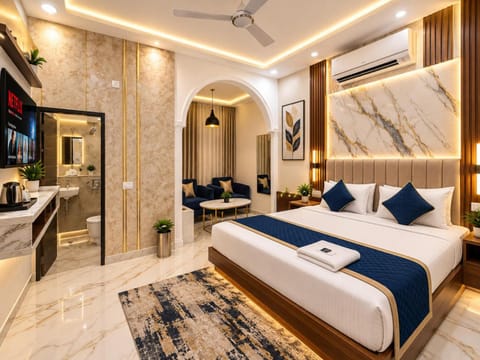 Bed, TV and multimedia, Living room, Photo of the whole room, Seating area, Bedroom, fireplace, towels, wardrobe, air conditioner