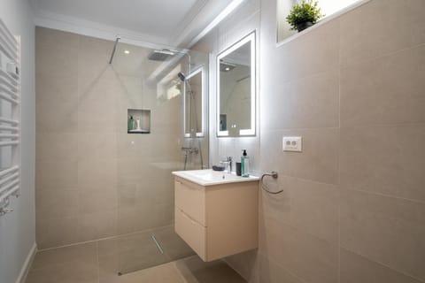 Shower, Bathroom, towels