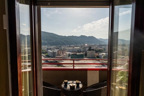 Natural landscape, View (from property/room), Balcony/Terrace, City view, Mountain view