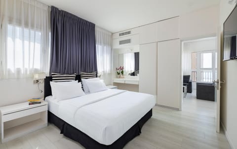Bed, TV and multimedia, Photo of the whole room, Bedroom