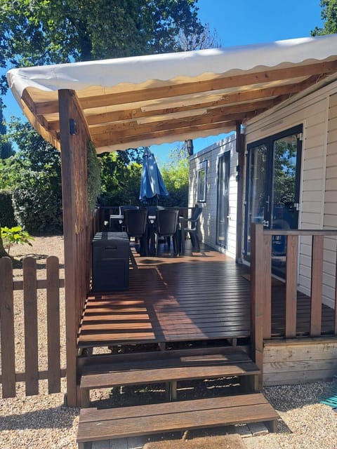 Patio, Dining area