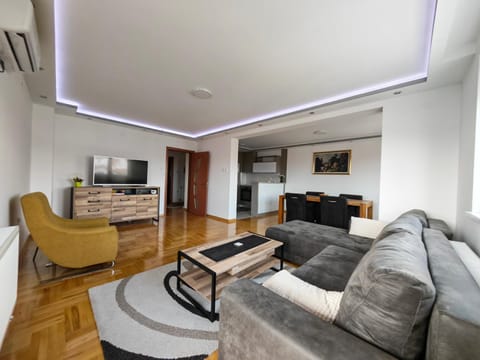 Communal lounge/ TV room, TV and multimedia, Living room, Seating area