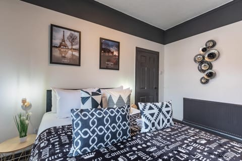 Photo of the whole room, Bedroom