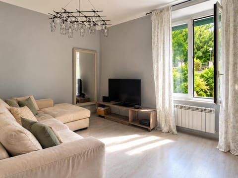 Communal lounge/ TV room, TV and multimedia, Living room, Seating area, internet