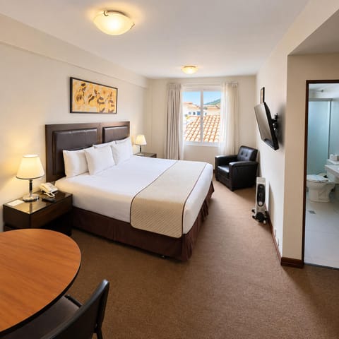 Bed, TV and multimedia, Living room, Photo of the whole room, Seating area, Bedroom