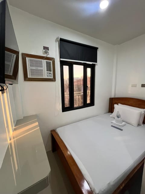 Bed, TV and multimedia, Photo of the whole room, Bedroom, towels