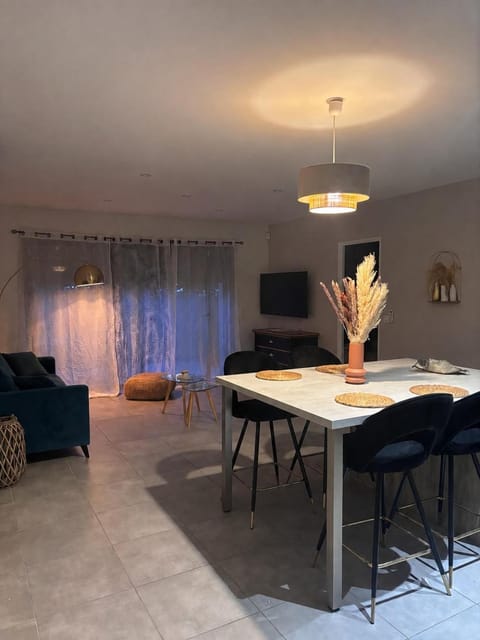 TV and multimedia, Living room, Dining area