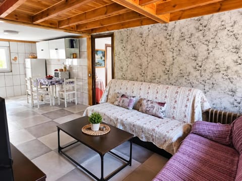 Kitchen or kitchenette, Living room, Seating area, Dining area