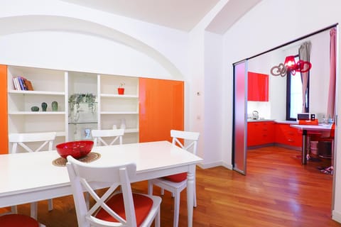 Kitchen or kitchenette, Seating area, Dining area