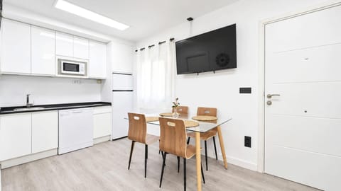 TV and multimedia, Kitchen or kitchenette, Lobby or reception, Dining area, pet friendly, stove, air conditioner