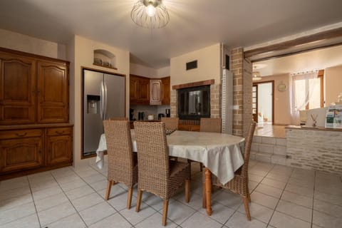 Property building, Kitchen or kitchenette, Living room