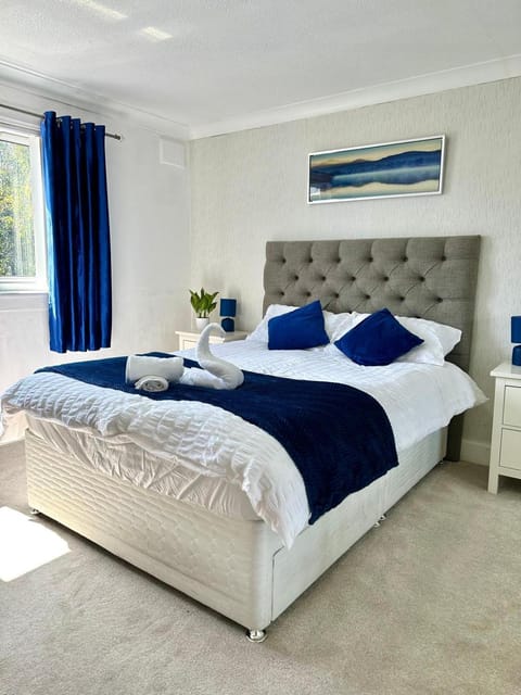 Bed, Photo of the whole room, Bedroom