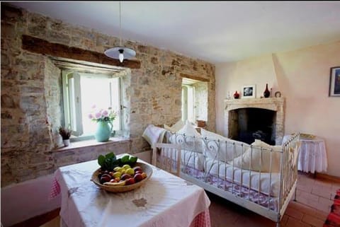 Living room, Seating area, Dining area, fireplace