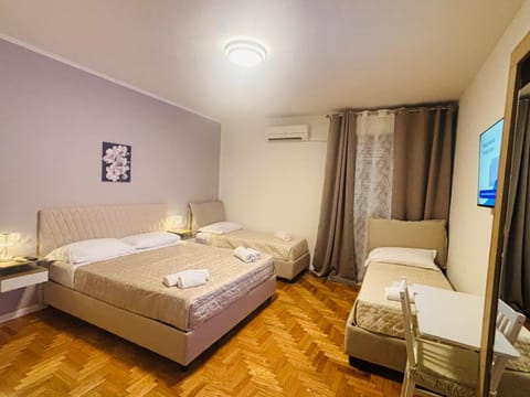Bed, TV and multimedia, Photo of the whole room, Bedroom, towels, air conditioner