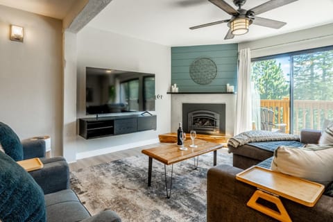 TV and multimedia, Balcony/Terrace, Living room, Seating area, Mountain view, fireplace, furniture