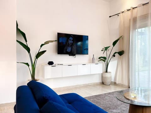 Communal lounge/ TV room, TV and multimedia, Living room, Seating area, Evening entertainment