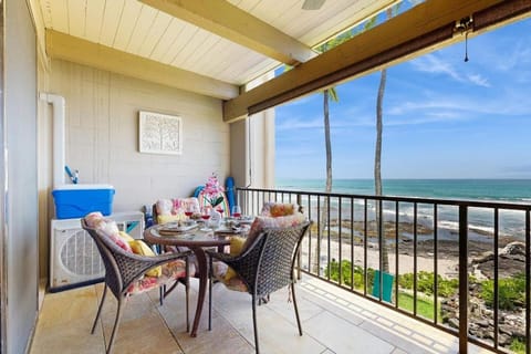 Patio, View (from property/room), Balcony/Terrace, Seating area, Dining area, Sea view