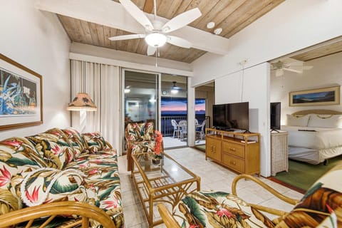 TV and multimedia, Living room, Seating area, Bedroom