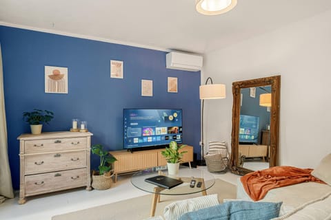 TV and multimedia, Photo of the whole room, air conditioner