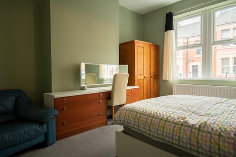 Bed, Photo of the whole room, Seating area, Bedroom, wardrobe