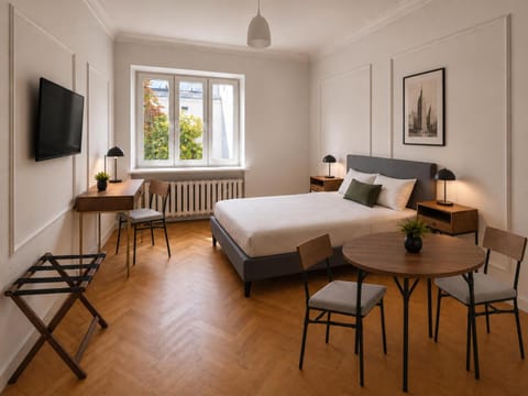 Bed, TV and multimedia, Photo of the whole room, Bedroom