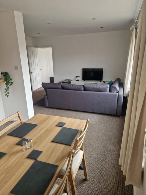 Communal lounge/ TV room, TV and multimedia, Living room, Seating area, Dining area