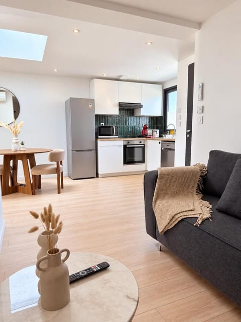 Kitchen or kitchenette, Living room, Seating area, Dining area, dishwasher, oven, stove