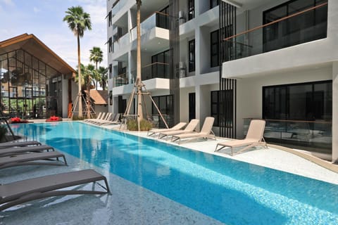 Property building, Day, Swimming pool, sunbed