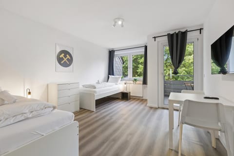 Bed, TV and multimedia, Photo of the whole room, Seating area, Bedroom