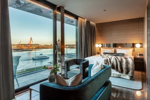 View (from property/room), Balcony/Terrace, City view, River view, Sea view, safe, air conditioner