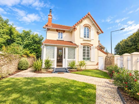 Property building, Day, Garden, Garden view