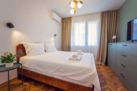 Bed, Bedroom, towels, wardrobe