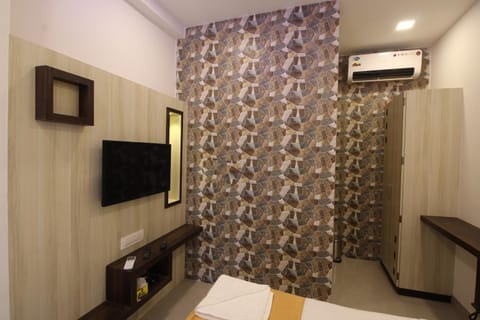 Bed, TV and multimedia, Photo of the whole room, Decorative detail, Bedroom