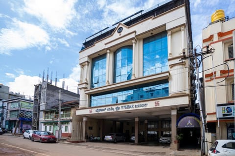 Property building, Day, Neighbourhood, City view, Street view, Location, Parking