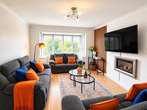 TV and multimedia, Living room, Seating area, Evening entertainment