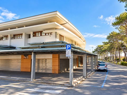Property building, Day, Neighbourhood, Street view, Location, Parking