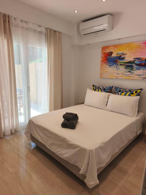 Bed, Photo of the whole room, Bedroom, air conditioner