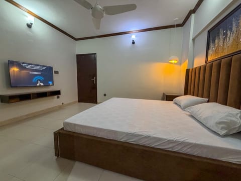 Bed, TV and multimedia, Photo of the whole room, Bedroom, air conditioner