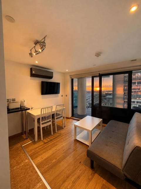 Communal lounge/ TV room, Bed, TV and multimedia, Living room, Photo of the whole room, Seating area, Dining area, Evening entertainment, Bedroom, air conditioner