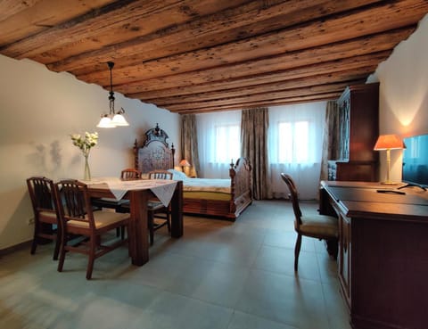 Bed, Living room, Photo of the whole room, Seating area, Dining area, Bedroom