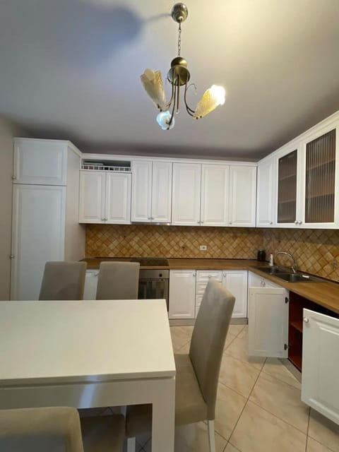 Kitchen or kitchenette, Dining area, minibar, stove